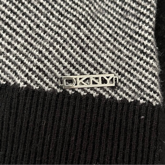 DKNY Plaid Knit Top - Picture 4 of 4